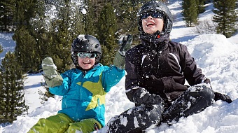 Kinder spielen im Schnee  Pension Mirandola alta badia, dolomiten, südtirol, tourismus, urlaub